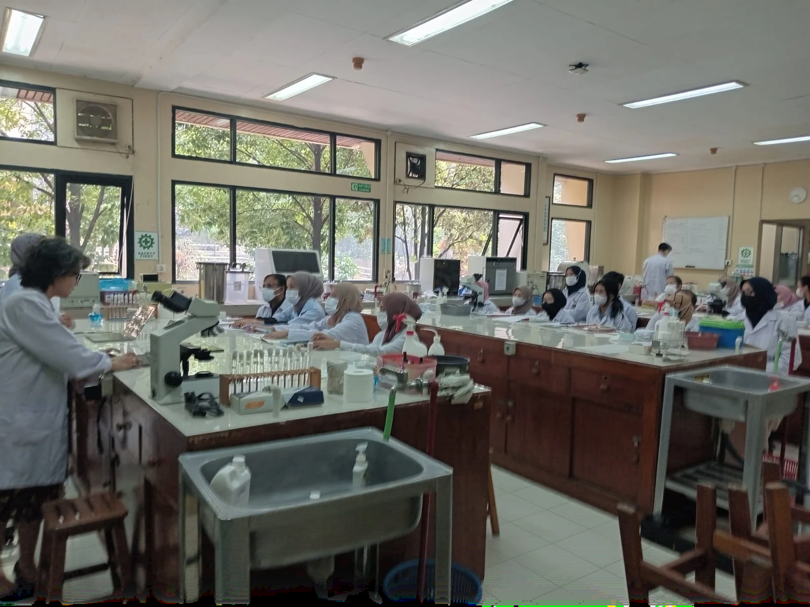 Laboratorium Mikrobiologi Terapan foto 3